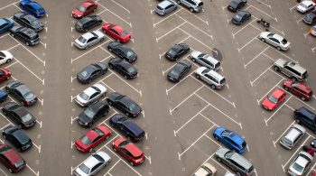 Cars parked in parking lot / Àâòîìîáèëè, ïðèïàðêîâàííûå íà ñòîÿíêå